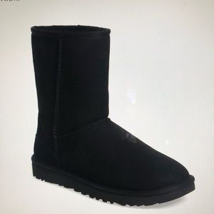 Black short UGG